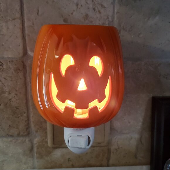 Cut it Out Scentsy Plugin Mini Warmer Pumpkin - Picture 1 of 14